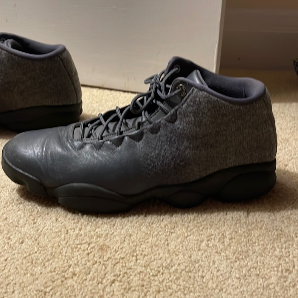 Size 12 Jordan horizon premium in gray felt.